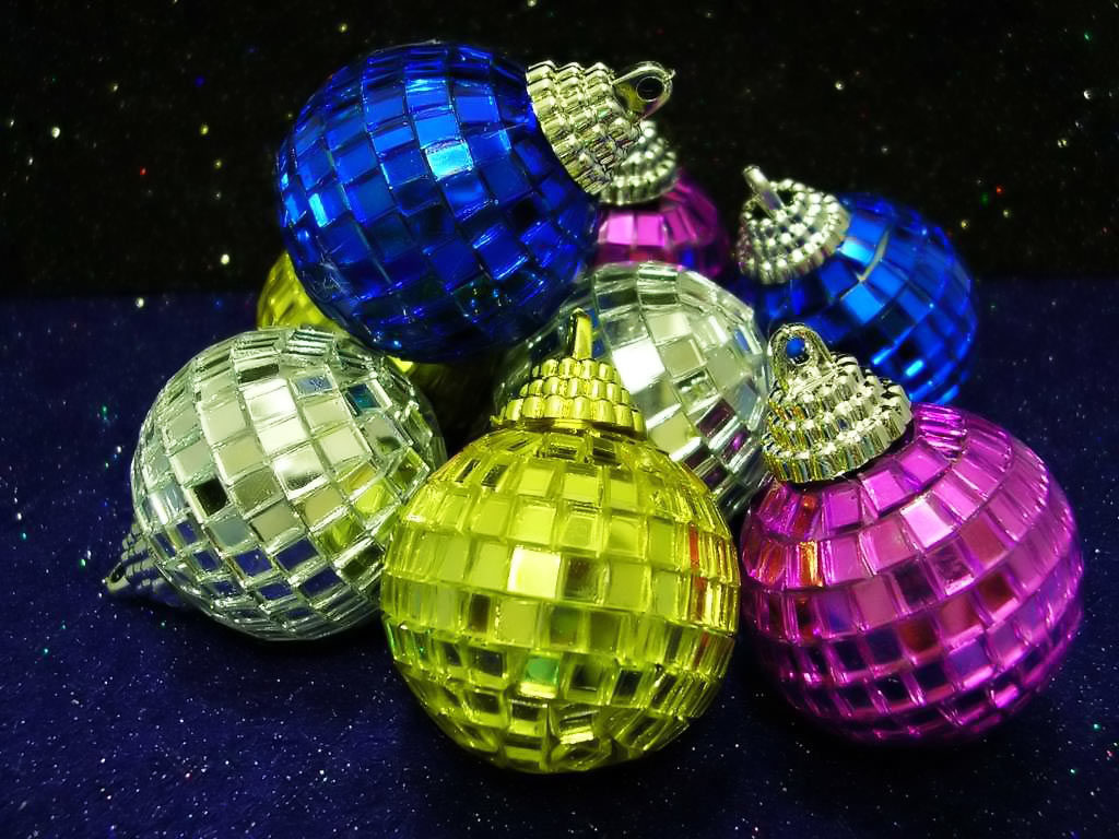 Ružové, modré a žlté ležiace banky, pripomínajúce disco gule.