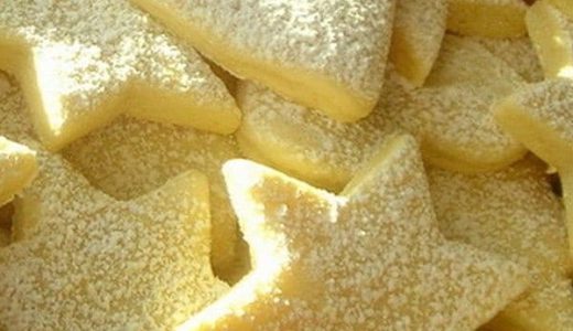 Citrónové linecké pečivo v tvare hviezdičiek, posypané cukrom.