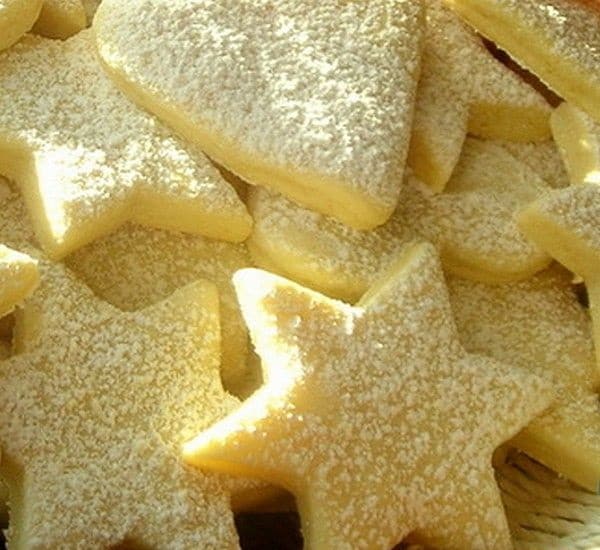 Citrónové linecké pečivo v tvare hviezdičiek, posypané cukrom.