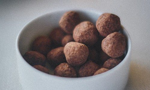 Vianočné domáce čokoládové pralinky, obalené v kakau.