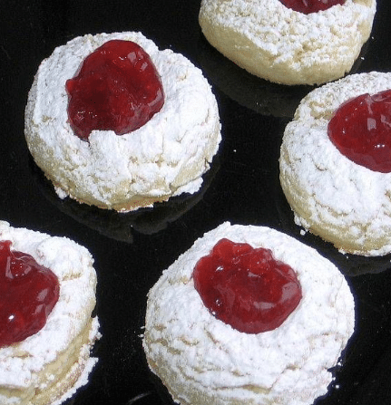Sladké škvarkové pečivo s červenou marmeládou.