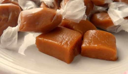 Vianočné karamelové cukríky, pripomínajúce tradičné poľské karamelky Krówki.