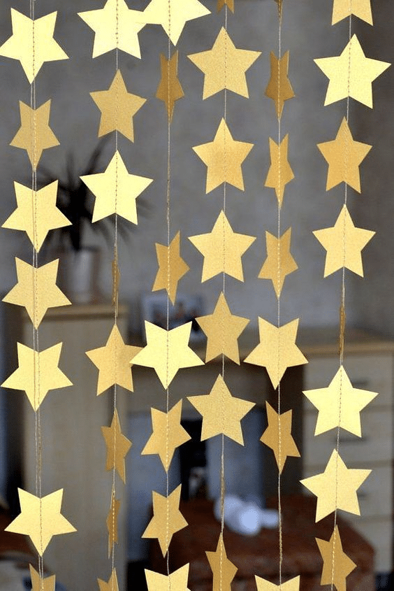 Minimalistická vianočná reťaz z papierových hviezd zošitých na stroji.