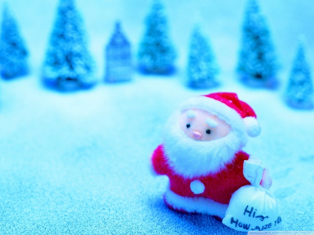 Pozadie so Santa Clausom a zasneženou krajinou s ihličnatými stromami v pozadí.