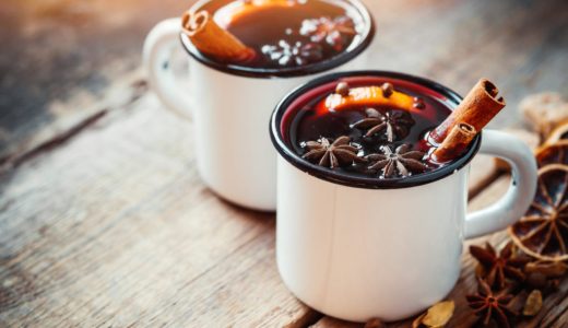 Červený punč s vínom a brandy.
