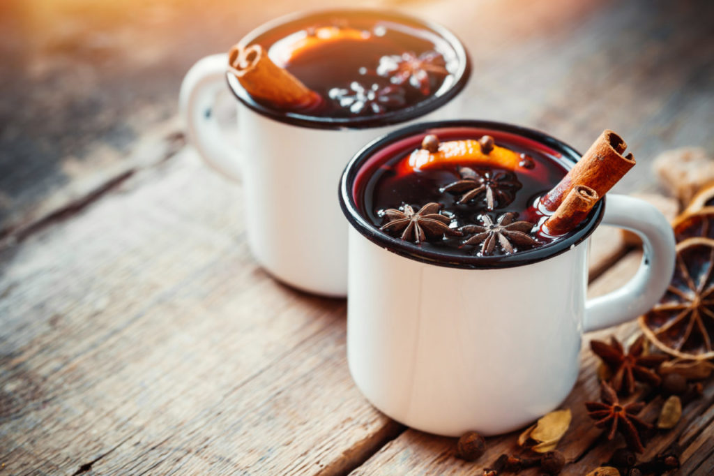 Červený punč s vínom a brandy.