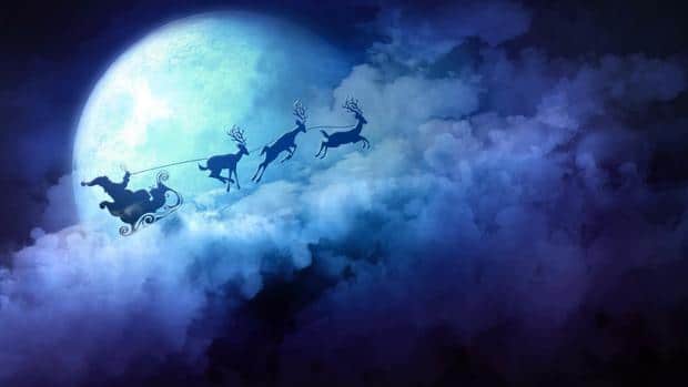 Fialovo-modrá pohľadnica s pohľadom na oblaky, mesiac a Santa Clausa v saniach, ťahaných tromi sobmi.