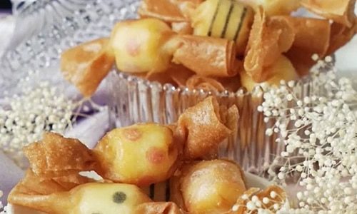 Slané syrové pečivo v tvare zabalených cukríkov