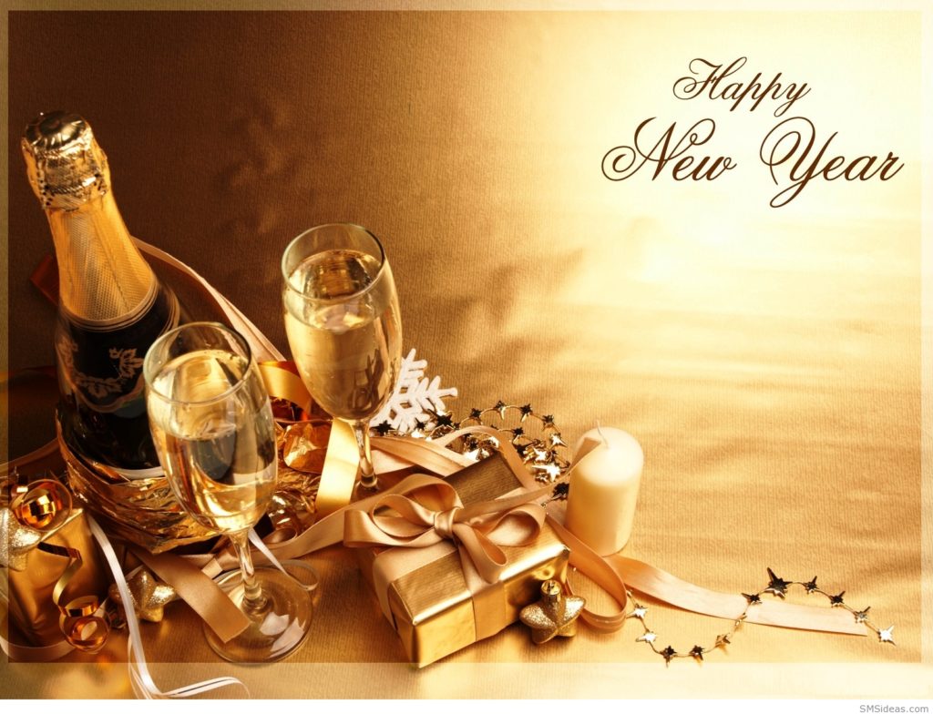 Dve plné šampusky s fľašou šampusu a nápisom Happy New Year na zlatom obrázkovom vianočnom prianí.