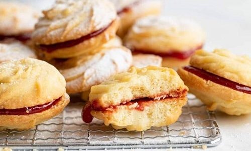 Pudingové strojkové pečivo zlepené marmeládou.