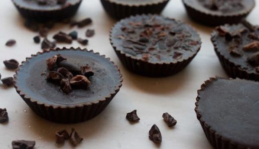 Nepečené vegan cukroví z čokolády v tvare košíčkov, zdobené čokoládovými kúskami.