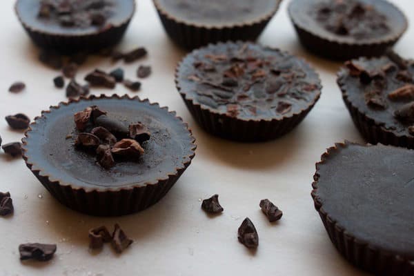 Nepečené vegan cukroví z čokolády v tvare košíčkov, zdobené čokoládovými kúskami.