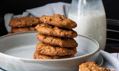 Vianočné pečivo z datlovej pasty, v tvare okrúhlych sušienok, s mliekom.