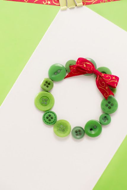 DIY vianočné pohľadnice vyrobená z gombíkov s motívom vianočného venca s mašľou