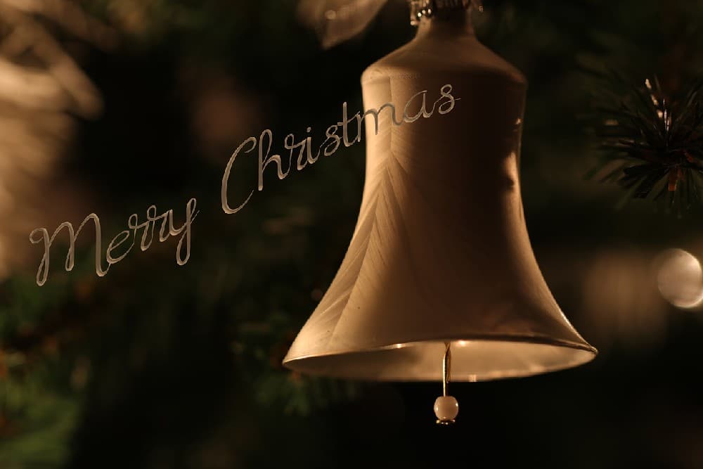 Vianočné pohľadnice na stiahnutie zadarmo so zlatým zvončekom a nápisom Merry Christmas