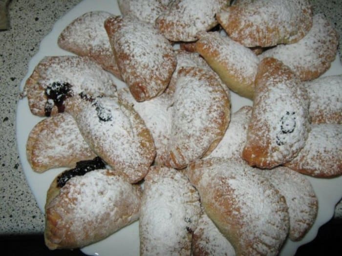 Taštičky plnené lekvárom a posypané práškovým cukrom.