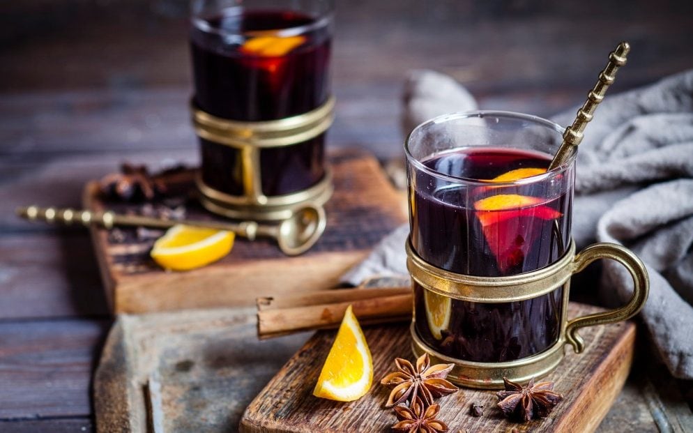 Svarené víno s pomarančom a brandy.
