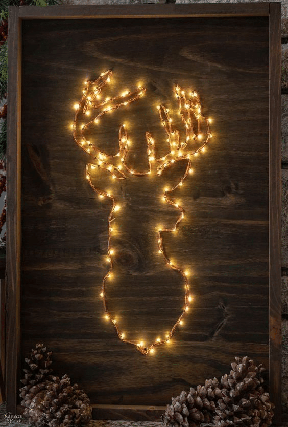 Návod ako si vyrobiť svietiace vianočné dekorácie so sobom z LED reťaze.
