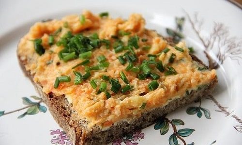 Chlieb natretý chrenovou nátierkou s mrkvou a pažítkou