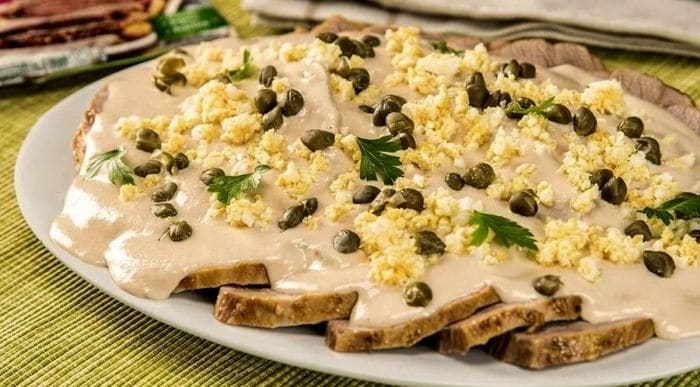 Argentínske štedrovečerné jedlo teľacie mäso s tuniakovou omáčkou.