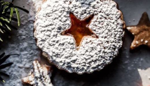 Pocukrované linecké koliesko plnené marmeládou.
