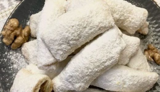 Cukrom posypané rožky naplnené orechovou náplňou.