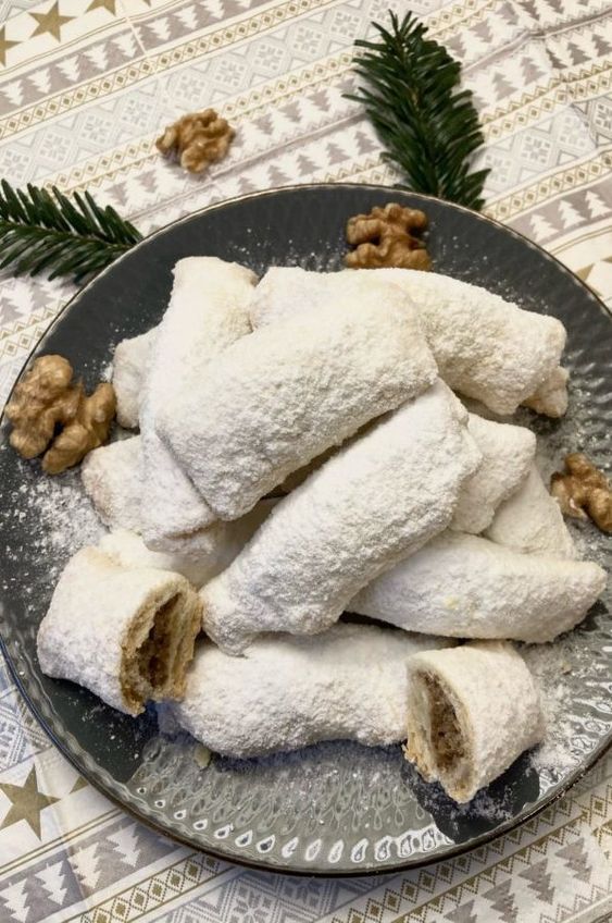 Cukrom posypané rožky naplnené orechovou náplňou.