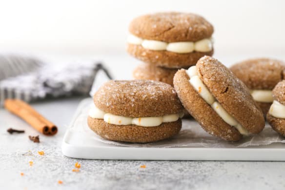 Perníčky z ražnej múky plnené maslovým krémom s mascarpone a pomarančovou kôrou.