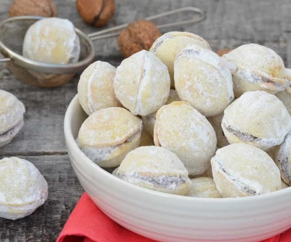 Orechy s chuťou vanilky a pomarančov plnené orieškovým mascarpone krémom v miske.