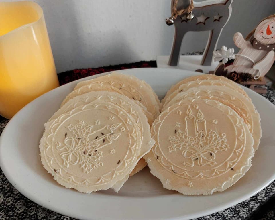 Oblátky s parmezánom na tanieri.