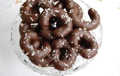 Orieškové rožteky s čokoládou a kokosom v sklenenej mise.