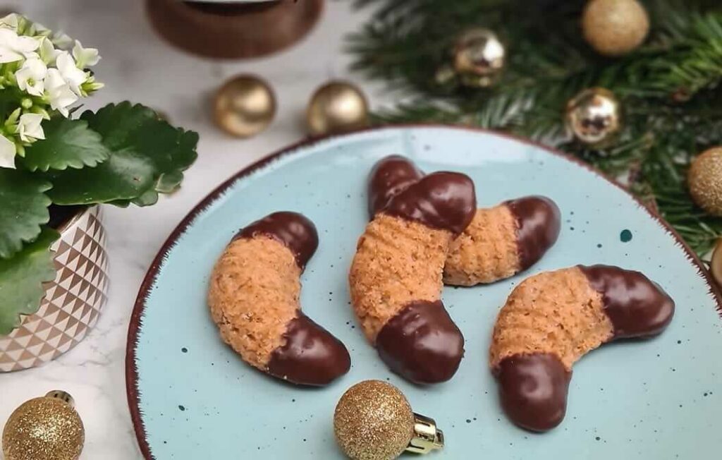 Orechové rožky polomáčané v čokoláde a servírované na tanieri.