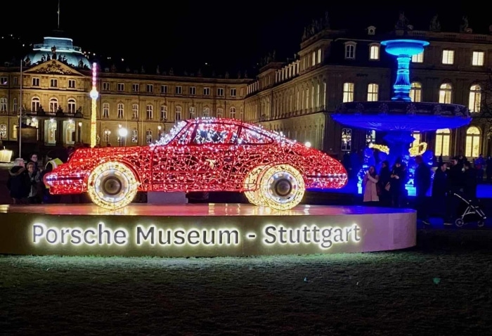 Svetelné Porsche v Stuttgarte.