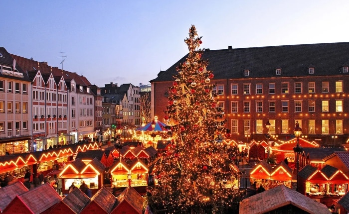 Adventné trhy s vianočným stromom.