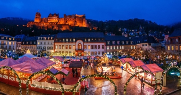 Heidelberský hrad s trhmi.