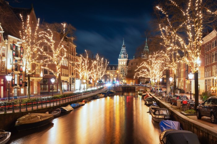 Vianočne osvetlené kanály v Amsterdame.